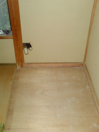 PICT0199 和室コンセント作業中