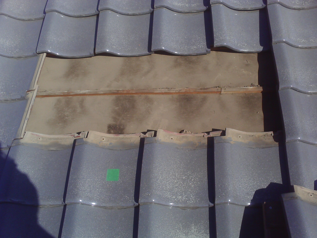 太陽光発電パネル取付　屋根金具設置準備